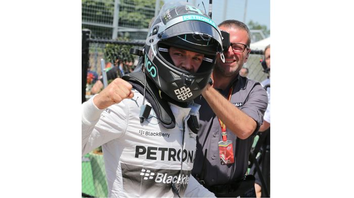 Πανηγυρίζει εμφατικά ο Nico Rosberg την 3η φετινή του pole position, αυτή που κέρδισε στο GP του Καναδά.